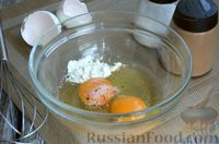 Фото приготовления рецепта: Салат из яичных и печёночных блинчиков с маринованным луком - шаг №3