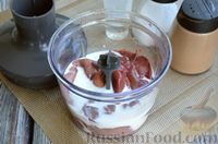 Фото приготовления рецепта: Салат из яичных и печёночных блинчиков с маринованным луком - шаг №6