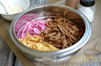 Фото приготовления рецепта: Салат из яичных и печёночных блинчиков с маринованным луком - шаг №14