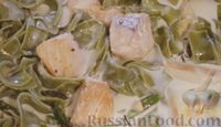 Фото приготовления рецепта: Шпинатная паста с лососем и спаржей - шаг №7