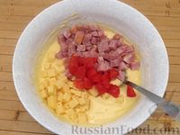 Фото приготовления рецепта: Закусочные маффины с колбасой, помидором и сыром - шаг №6