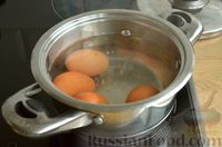 Фото приготовления рецепта: Яйца, фаршированные шпинатом - шаг №2