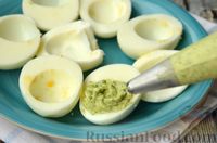 Фото приготовления рецепта: Яйца, фаршированные шпинатом - шаг №11