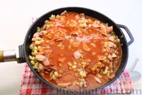 Фото приготовления рецепта: Макароны с сосисками и томатным соком, на сковороде - шаг №9