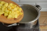 Фото приготовления рецепта: Суп из сёмги с зелёным горошком и картофелем - шаг №7