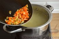 Фото приготовления рецепта: Суп из сёмги с зелёным горошком и картофелем - шаг №8