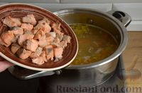 Фото приготовления рецепта: Суп из сёмги с зелёным горошком и картофелем - шаг №9