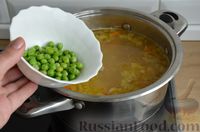 Фото приготовления рецепта: Суп из сёмги с зелёным горошком и картофелем - шаг №10