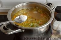 Фото приготовления рецепта: Суп из сёмги с зелёным горошком и картофелем - шаг №11