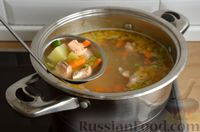 Фото приготовления рецепта: Суп из сёмги с зелёным горошком и картофелем - шаг №12