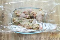 Фото приготовления рецепта: Куриные ножки, запечённые с ревенём и чесноком, в рукаве - шаг №7
