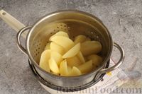 Фото приготовления рецепта: Вареники с тёртой молодой картошкой, салом и луком - шаг №7