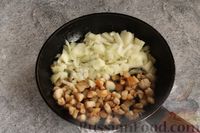 Фото приготовления рецепта: Вареники с тёртой молодой картошкой, салом и луком - шаг №11