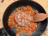 Фото приготовления рецепта: Куриное филе, тушенное со сладким перцем в сливочном соусе - шаг №8