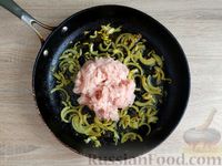 Фото приготовления рецепта: Спагетти с куриным фаршем, кабачками, морковью и болгарским перцем - шаг №7