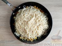 Фото приготовления рецепта: Спагетти с куриным фаршем, кабачками, морковью и болгарским перцем - шаг №21