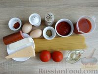 Фото приготовления рецепта: Запеканка из спагетти с помидорами, колбасой, сыром и томатным соусом - шаг №1