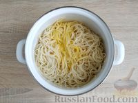 Фото приготовления рецепта: Запеканка из спагетти с помидорами, колбасой, сыром и томатным соусом - шаг №5