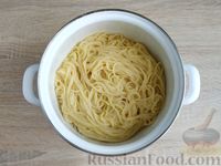 Фото приготовления рецепта: Запеканка из спагетти с помидорами, колбасой, сыром и томатным соусом - шаг №6