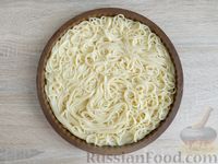 Фото приготовления рецепта: Запеканка из спагетти с помидорами, колбасой, сыром и томатным соусом - шаг №7