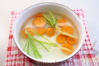 Фото приготовления рецепта: Закуска из скумбрии с солёными огурцами, луком и томатной пастой - шаг №4
