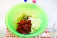 Фото приготовления рецепта: Закуска из скумбрии с солёными огурцами, луком и томатной пастой - шаг №10