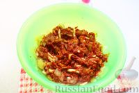 Фото приготовления рецепта: Закуска из скумбрии с солёными огурцами, луком и томатной пастой - шаг №11
