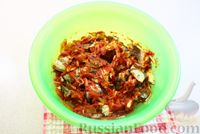 Фото приготовления рецепта: Закуска из скумбрии с солёными огурцами, луком и томатной пастой - шаг №13