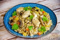 Фото к рецепту: Рагу с рисом, куриным филе, овощами и грибами (на сковороде)