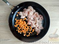 Фото приготовления рецепта: Рагу с рисом, куриным филе, овощами и грибами (на сковороде) - шаг №4