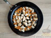 Фото приготовления рецепта: Рагу с рисом, куриным филе, овощами и грибами (на сковороде) - шаг №5