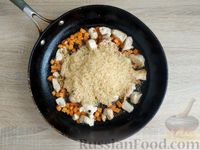 Фото приготовления рецепта: Рагу с рисом, куриным филе, овощами и грибами (на сковороде) - шаг №6