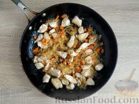 Фото приготовления рецепта: Рагу с рисом, куриным филе, овощами и грибами (на сковороде) - шаг №7