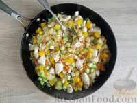 Фото приготовления рецепта: Рагу с рисом, куриным филе, овощами и грибами (на сковороде) - шаг №12