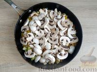 Фото приготовления рецепта: Рагу с рисом, куриным филе, овощами и грибами (на сковороде) - шаг №14