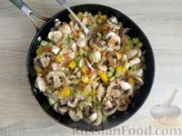 Фото приготовления рецепта: Рагу с рисом, куриным филе, овощами и грибами (на сковороде) - шаг №15