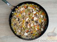 Фото приготовления рецепта: Рагу с рисом, куриным филе, овощами и грибами (на сковороде) - шаг №17