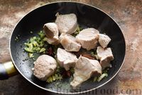 Фото приготовления рецепта: Свинина, тушенная с чесноком, имбирем, вином и соевым соусом - шаг №8