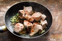 Фото приготовления рецепта: Свинина, тушенная с чесноком, имбирем, вином и соевым соусом - шаг №9