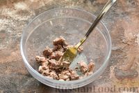 Фото приготовления рецепта: Салат с печенью трески, маринованными опятами, болгарским перцем и черемшой - шаг №6
