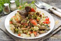 Фото приготовления рецепта: Салат с печенью трески, маринованными опятами, болгарским перцем и черемшой - шаг №13