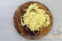 Фото приготовления рецепта: Закусочный пирог с картофелем, помидорами, болгарским перцем и сыром - шаг №4