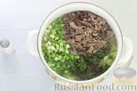 Фото приготовления рецепта: Зелёные щи со свининой - шаг №11