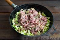 Фото приготовления рецепта: Спагетти с мясным фаршем, кабачками, помидорами и грибами - шаг №9