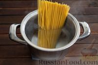 Фото приготовления рецепта: Спагетти с мясным фаршем, кабачками, помидорами и грибами - шаг №2