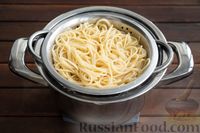 Фото приготовления рецепта: Спагетти с мясным фаршем, кабачками, помидорами и грибами - шаг №3