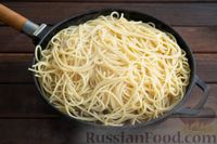 Фото приготовления рецепта: Спагетти с мясным фаршем, кабачками, помидорами и грибами - шаг №14
