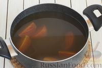 Фото приготовления рецепта: Томатно-свекольный суп с вермишелью - шаг №3