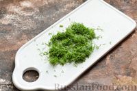 Фото приготовления рецепта: Салат с морской капустой, рисом и зелёным горошком - шаг №6