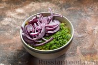 Фото приготовления рецепта: Салат с морской капустой, рисом и зелёным горошком - шаг №8
